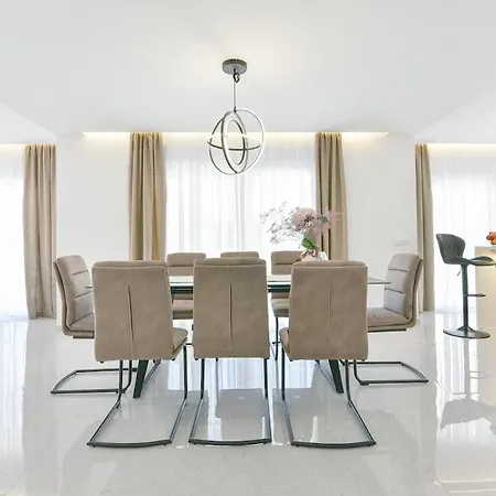 Vibiana Lux *